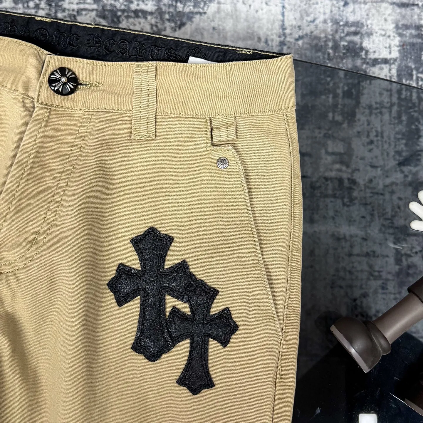 P260 Chrome Hearts/Chrome Hearts camouflage checkerboard horsehair cross patch leather jeans - Full of exploring the ultimate in fashion, Chrome Hearts' new Chrome Hearts pants cleverly integrate camouflage cross, checkerboard horsehair cross and other elements to break traditional boundaries. The clever fusion of Mattyboy’s same style, overalls and khaki jeans brings endless matching inspiration to fashionistas.  This pair of Croxin overalls not only presents a unique retro style, but also combines comfort and sophistication with its wide-leg, loose design. The mid-high waist design matches a lazy and casual style, which not only makes the legs longer but also maintains a casual feel, it is a must-have fashion choice for trendy men and trendy women.  Khaki overalls are unique in leather matching and color selection, making them the leader among overalls. Chrome Hearts' khaki cross chino casual pants have a prince-like aristocratic feel. The pants have 40 panels of leather and full texture. The W34 size is perfectly presented and has become the focus of the forefront of fashion. Whether it's for daily wear or a trendy try, these pants can bring you an excellent fashion experience.  Color: Khaki Size: 28 30 32 34 corresponding size s-xl